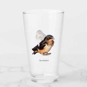 Hirondelle rustique buvant dans un verre