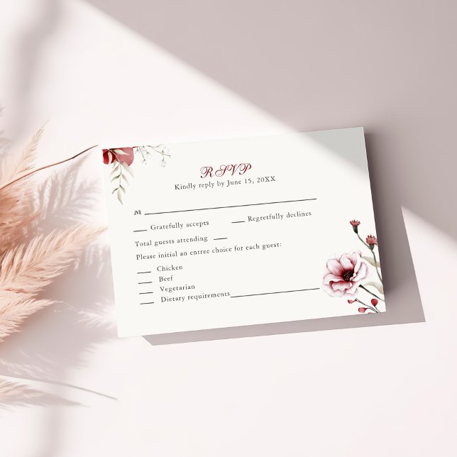 Hiver Elégante Bourgogne Florale Mariage Carte RSV (Burgundy Winter Elegance Wedding RSVP Card on a sunny table.)