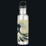 Hokusai Grande bouteille d'eau d'onde<br><div class="desc">Bouteille en acier inoxydable avec l'imprimé Hokusai, La Grande Vague de Kanagaw. Quelle collection d'artistes imprimés japonais serait complète sans cette image ? L'oeuvre la plus célèbre d'Hokusai. À l'origine un artiste ukiyo-e traditionnel qui peignait des acteurs célèbres, le prolifique Hokusai a développé son style pour inclure des images de...</div>