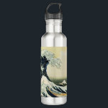 Hokusai Grande bouteille d'eau d'onde<br><div class="desc">Bouteille en acier inoxydable avec l'imprimé Hokusai, La Grande Vague de Kanagaw. Quelle collection d'artistes imprimés japonais serait complète sans cette image ? L'oeuvre la plus célèbre d'Hokusai. À l'origine un artiste ukiyo-e traditionnel qui peignait des acteurs célèbres, le prolifique Hokusai a développé son style pour inclure des images de...</div>