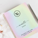 Holographique Ajouter un nom Année Custom Business<br><div class="desc">Cet élégant planificateur conviendra parfaitement à vos besoins commerciaux et promotionnels. Ajoutez facilement vos propres détails en cliquant sur l'option "personnaliser".</div>
