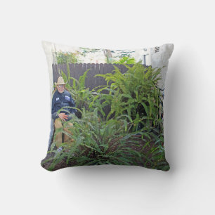 Homme drôle dans le Coussin de jardin!