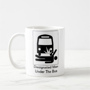 Homme indiqué sous la tasse d'autobus