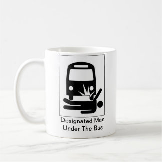 Homme indiqué sous la tasse d'autobus