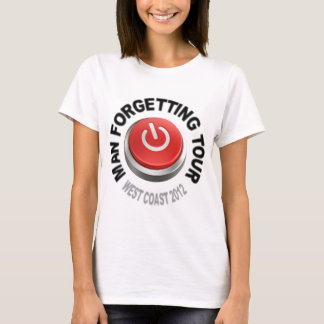 Homme oubliant le T-shirt de visite