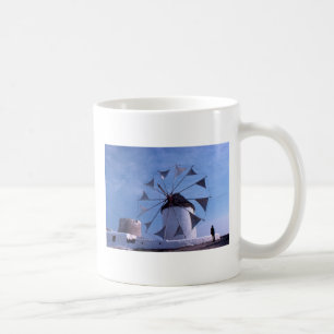 Homme par une tasse de moulin à vent de Mykonos