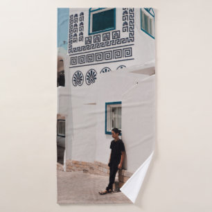 Homme penché sur la maison en béton