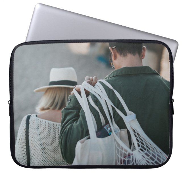 Homme portant des sacs blancs (Devant)