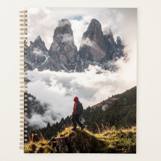 homme sur des montagnes brumeuses (Devant)