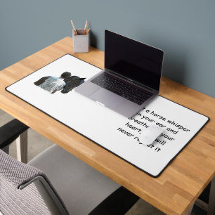 Homme tenant Cheval Light Desk Mat