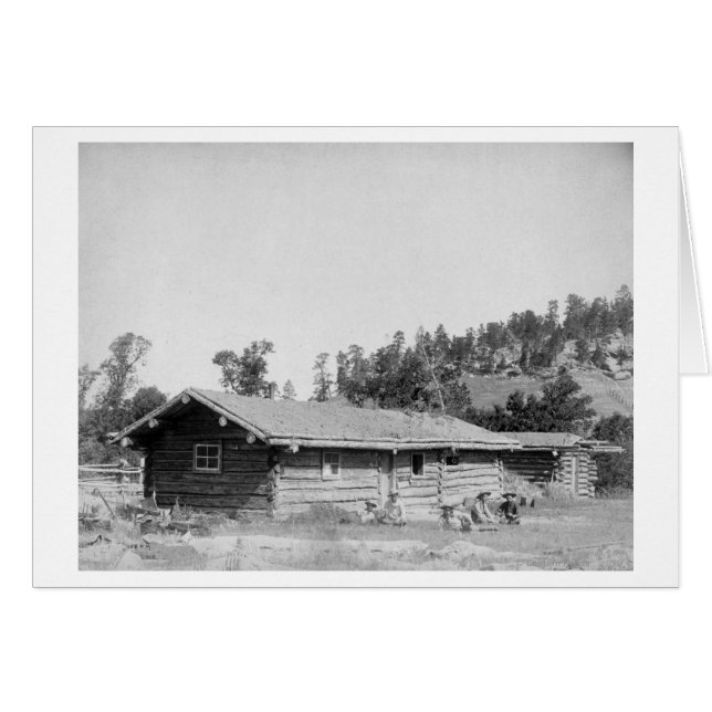 Hommes assis à l'extérieur du Cabine de billes dan (Devant horizontal)