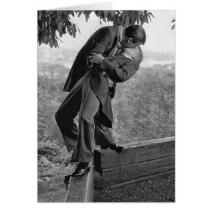 Hommes gays s'embrassant au bord