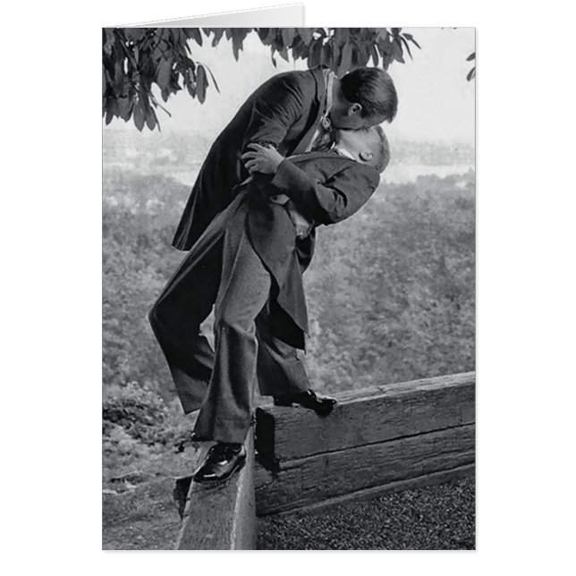 Hommes gays s'embrasser au bord de la route (Devant)