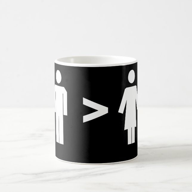 Hommes plus grands que la tasse blanche de femme (Centre)