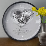 Horloge 10th tin wedanniversary custom photo heart<br><div class="desc">Tin coeur mariage anniversaire horloge personnalisez avec votre propre photo de couple, l'année du mariage, les noms ou la relation avec vous. L'exemple donne M. & Mme Thompson 10th Tin Mariage Anniversaire, votre mariage et la date actuelle. Lignes temps blanc et 4 numéros romains pour le temps de dire. D'autres...</div>