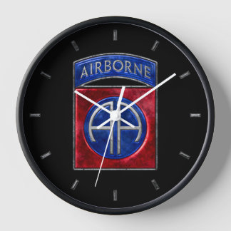 Horloge 82e Arrière - plan noir aéroporté