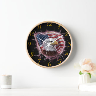 Horloge Aigle majestueux embrassant les étoiles et les ban