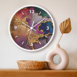 Horloge Aquarelle de marbre or violet vert bleu chic glam<br><div class="desc">Des chiffres graphiques blancs recouvrent une riche aquarelle abstraite, glam, or veiné, bleu marine, vert chasseur, rose et violet sur cette horloge murale élégante, tendance, moderne. Vous avez le choix entre un visage rond ou carré. Faites une déclaration accueillante et élégante où qu’elle soit accrochée. Un grand ajout à votre...</div>