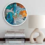 Horloge Aquarelle en marbre chic argent turquoise orange<br><div class="desc">Des chiffres graphiques blancs recouvrent une riche aquarelle abstraite, glam, argent veiné, bleu turquoise et jaune orange sur cette horloge murale élégante, tendance, moderne. Vous avez le choix entre un visage rond ou carré. Faites une déclaration accueillante et élégante où qu’elle soit accrochée. Un grand ajout à votre salon ou...</div>