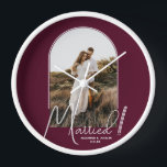 Horloge Arche de mariage photo bordeaux<br><div class="desc">Un souvenir spécial présente votre photo de mariage dans un design d'arche élégant avec le texte "Mariés" en texte chic ainsi que vos noms et date de mariage sur une horloge murale de fond bordeaux. Beau cadeau pour votre famille et un beau souvenir à exposer chez vous. La COULEUR de...</div>