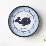 Horloge Baleine Bleue Océan Nautique Nourriture murale pou<br><div class="desc">Cette horloge présente notre joli design de baleine bleue sur un arrière - plan blanc avec une bordure bleue et des numéros bleu marine. Ajoutez un nom,  si vous le souhaitez. © Art de Jess</div>