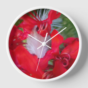 Horloge Beauté délicate : Fleur rouge avec plumes blanches