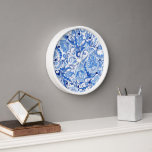 Horloge Bleu Bleu Blanc Floral Paisley Art Motif<br><div class="desc">Belles fleurs en cachemire bleu et blanc de style toile motif d'art sur un arrière - plan blanc immaculé. Décor moderne, élégant et élégant, design intemporel pour la maison artistique décorateur de tendance, ou vintage rétro ou nouveau déco style art. Ce motif est disponible sur une variété d'accents et d'accessoires...</div>