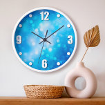 Horloge Bokeh bleu turquoise ombre points abstraits simple<br><div class="desc">Des cercles lumineux d'effet bokeh ronds brillent de l'arrière - plan abstrait bleu turquoise et brillant. Aménagez votre chambre préférée avec cette magnifique horloge murale vibrante. Vous avez le choix entre un visage rond ou carré. Fait un grand cadeau de ménage! Vous pouvez facilement personnaliser cette horloge murale. S'il vous...</div>