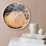 Horloge Bold Seashell sur California Sandy Beach Photo<br><div class="desc">La lumière de la fin de l'après-midi fait de ce coquillage sur une plage du sud de la Californie un endroit lumineux. Détendez-vous et revenez à vos jours de plage de vacances chaque fois que vous regardez l'heure sur cette magnifique horloge murale photographique. Vous avez le choix entre un visage...</div>