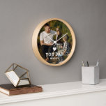 Horloge BON COEUR VOUS AIME PÈRE Noms de photos<br><div class="desc">Cute HEART LOVE YOU PÈRE Photo Names Wall Clock inclut votre photo préférée avec le texte "(love heart) you Dad" dans le script blanc moderne avec vos noms ci-dessous. Personnalisez en modifiant le texte dans la zone de texte fournie et en ajoutant votre propre image. Parfait pour les cadeaux de...</div>