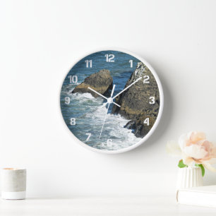 Horloge Briser les vagues sur le littoral rocheux
