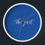 Horloge Calligraphie Elégant Bleu Blanc Plaine Nom simple<br><div class="desc">Vous recherchez une belle calligraphie avec une écriture esthétique ? Ce design simple et attrayant est fait pour vous. Ce produit impressionne immédiatement ceux qui le voient. Le design raffiné et de bon goût reflétera immédiatement la qualité de votre relation et de votre famille.</div>