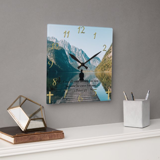 Horloge Carrée 1 Pierre 5:7 assis sur le quai (Bureau)