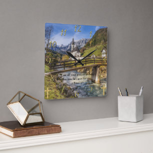 Horloge Carrée 1 Pierre 5:7 église près de la montagne avec riviè