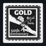 Horloge Carrée Anniversaire des mariages d'or en main 50e<br><div class="desc">Si vous désirez de l'aide pour customiser ce design, veuillez utiliser le bouton de demande de ce concepteur, juste en dessous de ce texte. Un design romantique pour votre anniversaire de mariage d'or, quand vous fêtez 50 ans de mariage. Ce dessin présente une illustration vectorielle d'un couple tenant la main....</div>