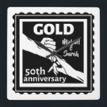 Horloge Carrée Anniversaire des mariages d'or en main 50e<br><div class="desc">Si vous désirez de l'aide pour customiser ce design, veuillez utiliser le bouton de demande de ce concepteur, juste en dessous de ce texte. Un design romantique pour votre anniversaire de mariage d'or, quand vous fêtez 50 ans de mariage. Ce dessin présente une illustration vectorielle d'un couple tenant la main....</div>