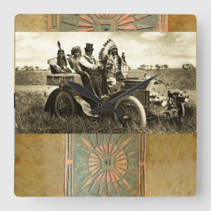 HORLOGE CARRÉE APACHES ET GERONIMO CONDUISANT UNE VOITURE À MOTEU