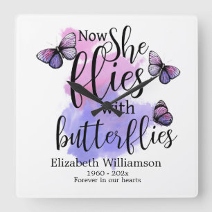 Horloge Carrée Aquarelle Elle vole Avec Des Papillons Mémorial