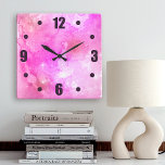 Horloge Carrée Aquarelle rose Abstraite Galaxy Typographie audaci<br><div class="desc">Les minuscules étoiles rose vif et violet scintillent sur un arrière - plan d'aquarelle abstraite rose pompée. Aménagez votre chambre préférée avec cette magnifique horloge murale vibrante. Vous avez le choix entre un visage rond ou carré. Fait un grand cadeau de ménage! Vous pouvez facilement personnaliser cette horloge murale. S'il...</div>