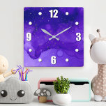 Horloge Carrée Aquarelle violette Abstraite avec étoiles Parties<br><div class="desc">De minuscules étoiles dorées scintillent sur un arrière - plan d'aquarelle abstrait violet et bleu foncé. Aménagez votre chambre préférée avec cette magnifique horloge murale vibrante. Vous avez le choix entre un visage rond ou carré. Fait un grand cadeau de ménage! Vous pouvez facilement personnaliser cette horloge murale. S'il vous...</div>