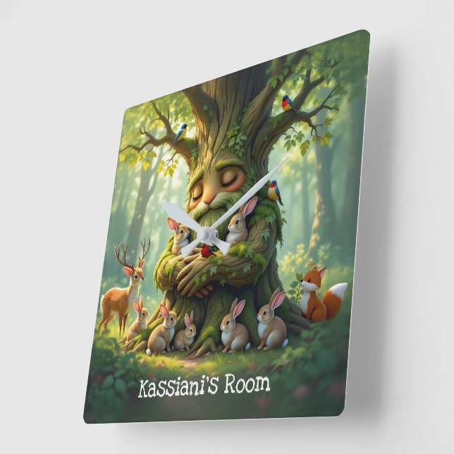 Horloge Carrée Arbre Père Whimsical avec des Créatures de Forêt (Angle)