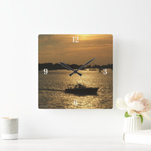 Horloge Carrée Bateau de port Scène tard le soir Soleil derrière