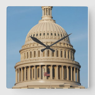 Horloge Carrée Bâtiment de capitol tiré au crépuscule