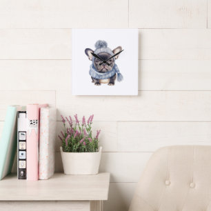 Horloge Carrée Bébé Bulldog Hivernal en Casquette et Écharpe Bleu
