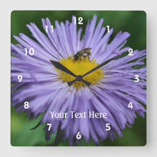 Horloge Carrée Bee on Purple Daisy Flower #2