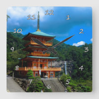 Belle pagode japonaise et cascade