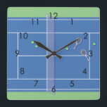 Horloge Carrée Blue Tennis Court Joueur de tennis moderne<br><div class="desc">Conception classique personnalisée de court de tennis en bleu avec des raquettes de tennis classiques, chic, preppy & élégantes et des balles de tennis vertes. Un cadeau simple et minimaliste pour votre entraîneur de tennis ou votre équipe de tennis. Cadeau personnalisé pour un joueur de tennis. Illustration du terrain de...</div>