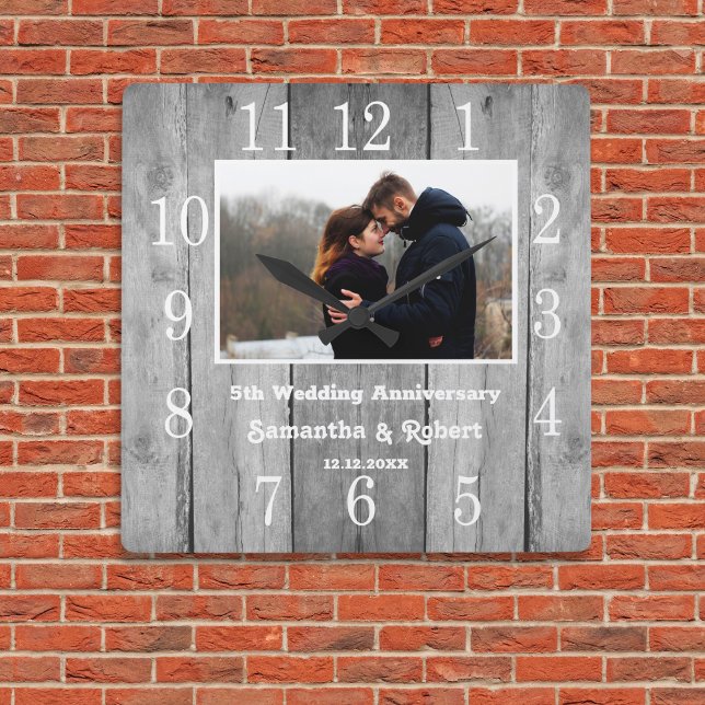 Horloge Carrée Bois gris déprimé 5 ans Photo (Distressed Gray Wood 5 Year Anniversary Photo Square Wall Clock)