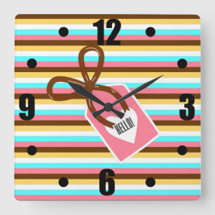 Horloge Carrée Bonjour Candy Chocolate Stripe Étiquette de coeur