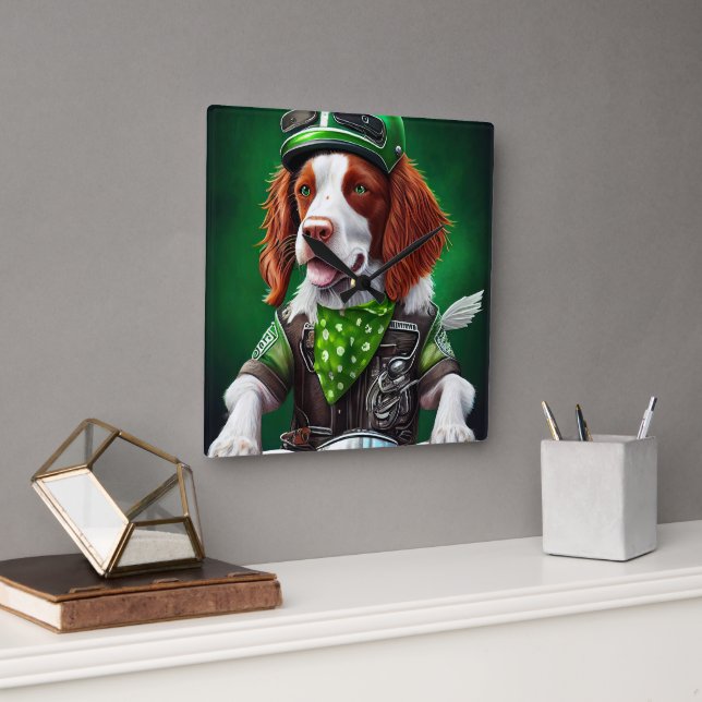 Horloge Carrée Brittany Spaniel conduite vélo St. Patrick's Day (Bureau)